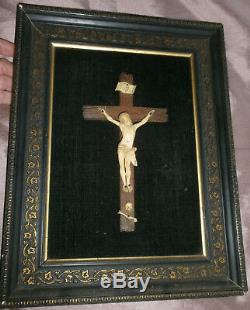 2 cadres religieux XIXème 1 doré Sainte face du CHRIST & 1 noir Crucifix