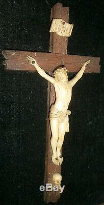 2 cadres religieux XIXème 1 doré Sainte face du CHRIST & 1 noir Crucifix