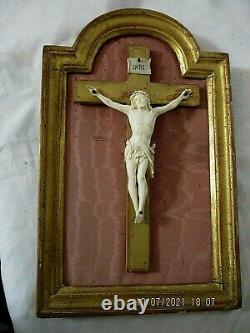 Ancien Crucifix Croix Christ sculpté, dans cadre bois doré travail de Dieppe
