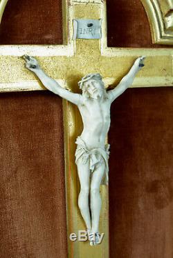 Ancien Crucifix cadre en bois doré Alcôve Objet dévotion Religieux Christ rare