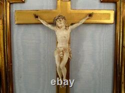 Ancien cadre bois doré Crucifix Croix Jésus Christ sculpté fond bleu