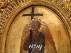 Archange a la croix. Peinture sur porcelaine, fond or. Cadre bois sculpté doré. XIX°