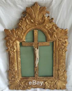 Beau crucifix dans un cadre en bois doré époque XVIIIème siècle, Régence