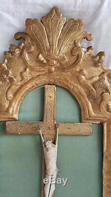 Beau crucifix dans un cadre en bois doré époque XVIIIème siècle, Régence