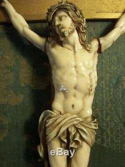 CRUCIFIX encadré XVIIème XVIIIème CHRIST sculpté CADRE et CROIX bois doré