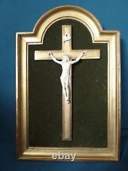 CRUCIFIXENCADRé/CADRE BOIS DORé/VELOURS VERT/XIX-XXème/20x30cm/JESUS VIVANT