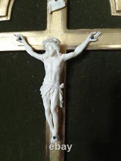 CRUCIFIXENCADRé/CADRE BOIS DORé/VELOURS VERT/XIX-XXème/20x30cm/JESUS VIVANT