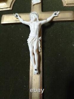 CRUCIFIXENCADRé/CADRE BOIS DORé/VELOURS VERT/XIX-XXème/20x30cm/JESUS VIVANT