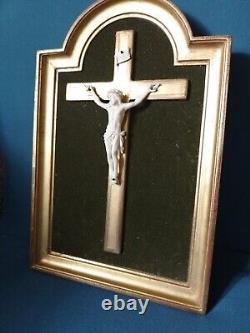 CRUCIFIXENCADRé/CADRE BOIS DORé/VELOURS VERT/XIX-XXème/20x30cm/JESUS VIVANT