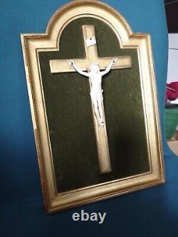 CRUCIFIXENCADRé/CADRE BOIS DORé/VELOURS VERT/XIX-XXème/20x30cm/JESUS VIVANT