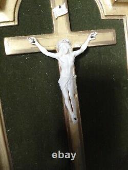 CRUCIFIXENCADRé/CADRE BOIS DORé/VELOURS VERT/XIX-XXème/20x30cm/JESUS VIVANT