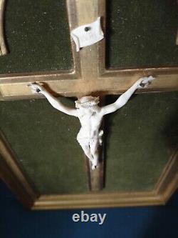 CRUCIFIXENCADRé/CADRE BOIS DORé/VELOURS VERT/XIX-XXème/20x30cm/JESUS VIVANT