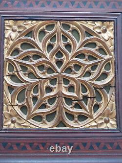 Cadre Tableau motif arabesque en bois et stuc doré