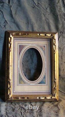 Cadre à portrait dans passe-partout photo en bois doré verni format 24 x17 cm