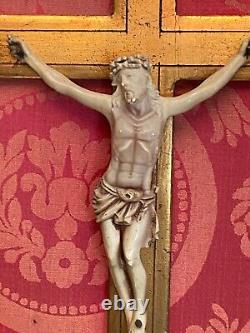 Cadre en bois doré de style Régence au Christ fin XIXe