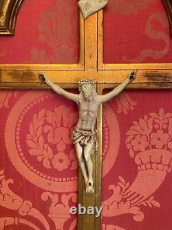 Cadre en bois doré de style Régence au Christ fin XIXe