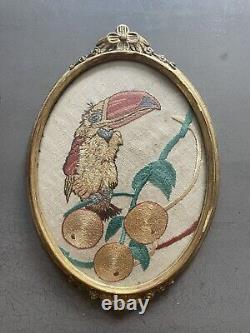 Cadre en bois doré tapisserie toucan XIXe