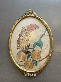 Cadre en bois doré tapisserie toucan XIXe