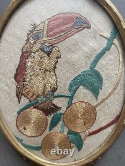 Cadre en bois doré tapisserie toucan XIXe