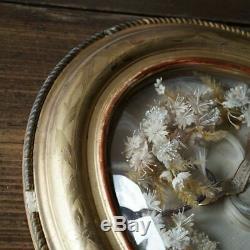 Cadre reliquaire ancien bois doré avec fleurs tissu cire et mèches de cheveux