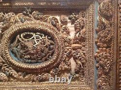 Cadre reliquaire paperolles dore XVIIeme avec son cadre en bois sculpte