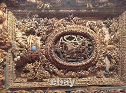 Cadre reliquaire paperolles dore XVIIeme avec son cadre en bois sculpte