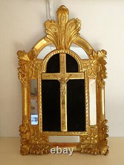 Crucifix ancien de style Louis XV. Christ. Cadre en bois doré a parcloses. XIX°