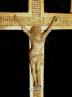 Crucifix ancien de style Louis XV. Christ. Cadre en bois doré a parcloses. XIX°