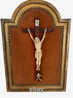 Crucifix en cadre de bois et stuc doré Objet de dévotion Christ XIX siècle