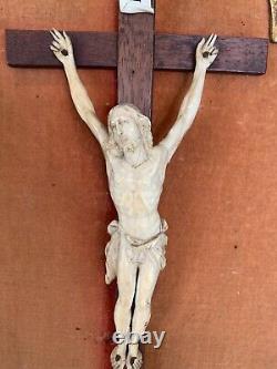 Crucifix en cadre de bois et stuc doré Objet de dévotion Christ XIX siècle