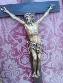 Crusifix Christ bronze cisele dore d'époque 18ème cadre bois dore christ sculptu