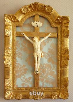 Grand Christ, cadre en bois doré, époque Louis XIV Régence début XVI