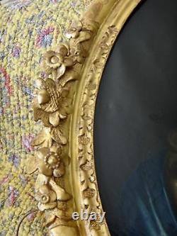 Grand Portrait en médaillon Noblesse cadre en bois doré et sculpté époque XVIIIe