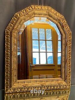 Miroir biseauté cadre en bois doré de style Régence