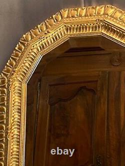 Miroir biseauté cadre en bois doré de style Régence