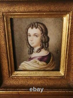 Portrait miniature à l'huile jeune demoiselle signé. Cadre bois doré XIX ème