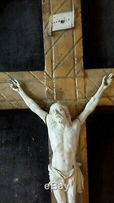 Tableau-Crucifix avec Grand Christ. Cadre Bois Sculpté Doré à Parcloses XVIIIe